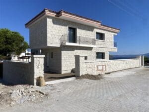 Yeşilkaya Taş Villası taş cephe ve kiremit çatı detaylı görünüm