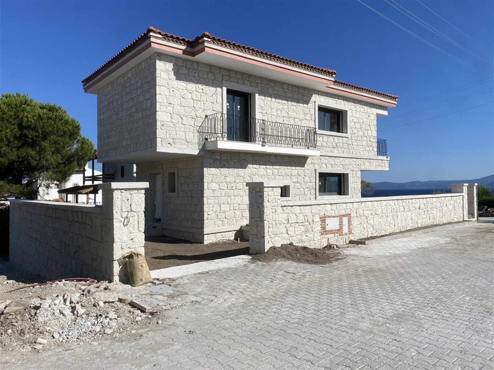 Yeşilkaya Taş Villası taş cephe ve kiremit çatı detaylı görünüm