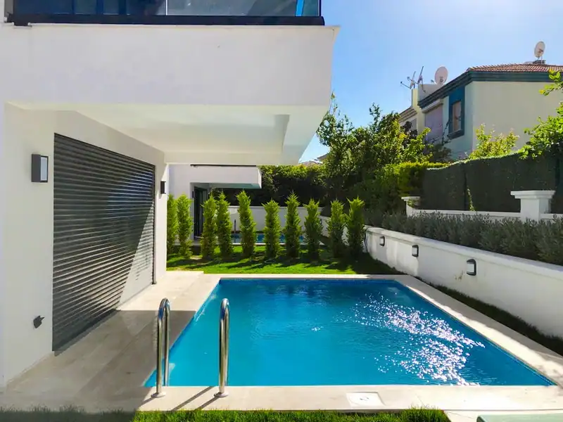 Lavanta Evleri villa projesinde özel yüzme havuzu ve bahçe