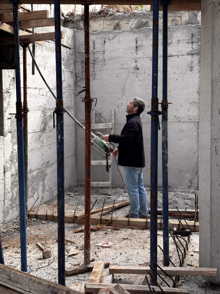 Çamlıbel Villası kapalı garajında kalıp dikmeleri arasında beton delme çalışması