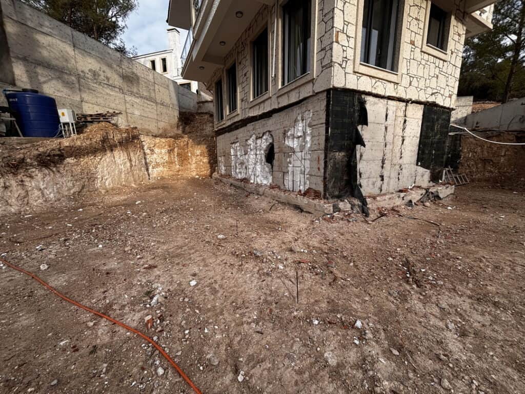 Çamlıbel Villası imalat öncesi: taş kaplamalı mevcut yapının önündeki kazılmış arazi