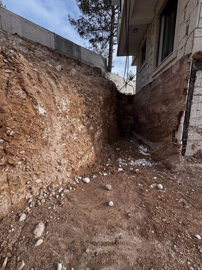 Çamlıbel Villası imalat öncesi: yapı ile toprak şev arasındaki dar kazı alanı