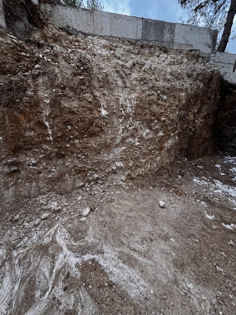 Çamlıbel Villası imalat öncesi: istinat duvarı öncesi kazılmış toprak şev