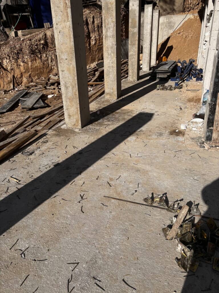 Çamlıbel Villası kapalı garaj alanında yükselen betonarme kolonlar