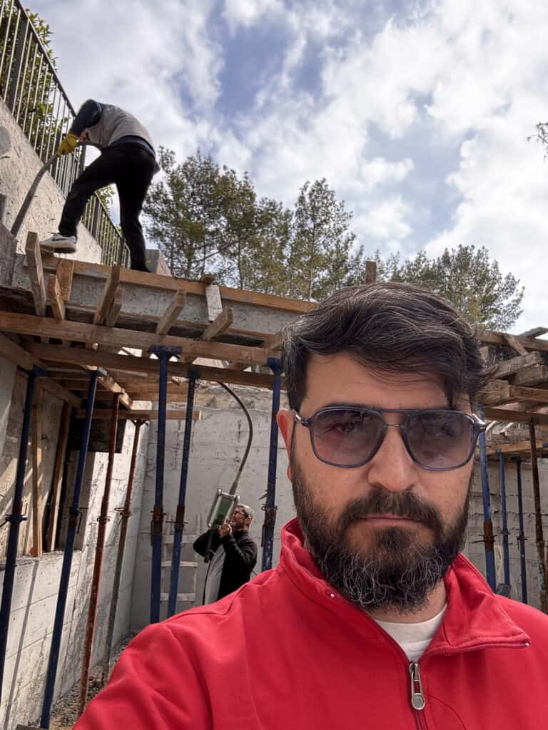 Çamlıbel Villası betonarme kalıbında beton dökümü yapan İmerek Yapı ekibi