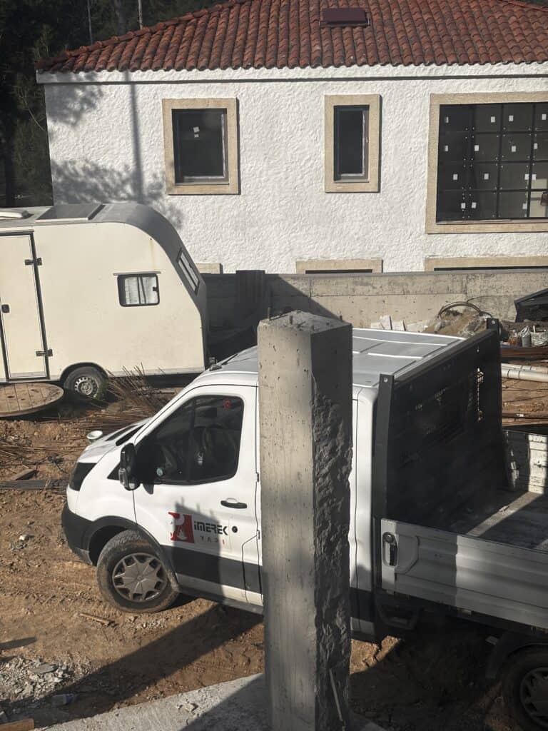 Çamlıbel Villası şantiyesinde betonarme kolon ve İmerek Yapı aracı