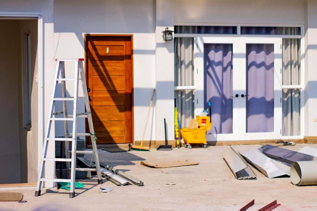 Yenileme sürecindeki eski bir villa dış girişi