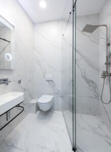 Modern mermer banyo iç mekan tasarımı