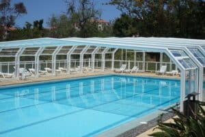 Villa havuzunda sezonluk kapatma için kullanılan havuz örtüsü